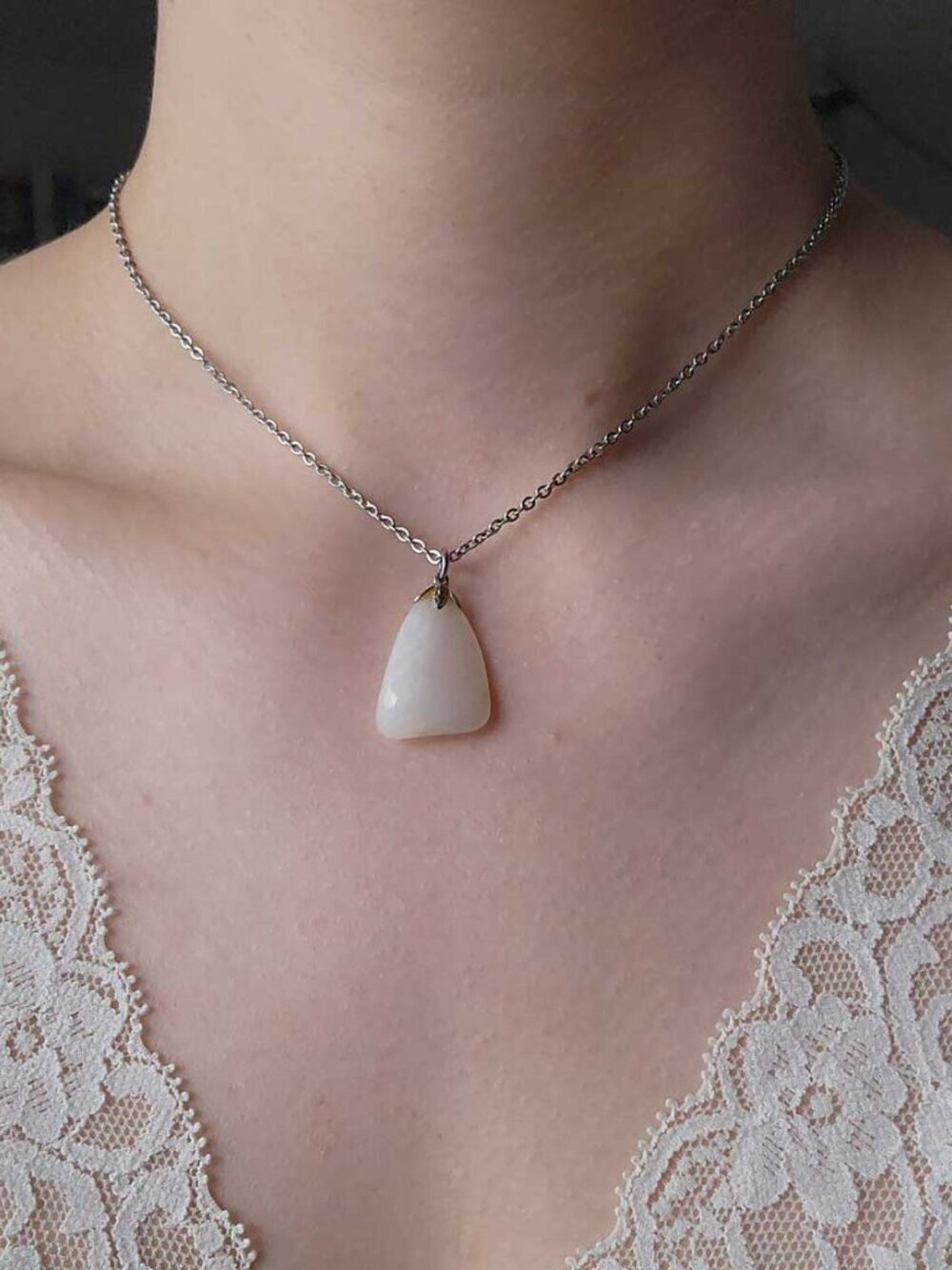 White natural stone necklace with a small silver chain - Picture 4 of 12